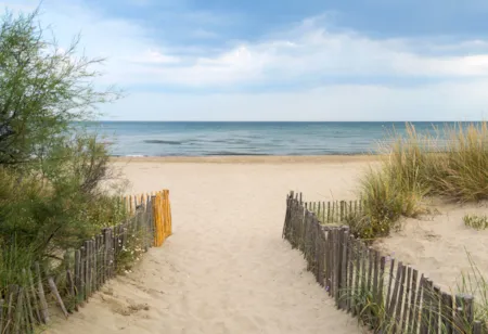 Sandstrand mit Blick auf das Meer