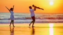 Campingurlaub am Meer Glückliche Familie am Strand bei untergehender Sonne