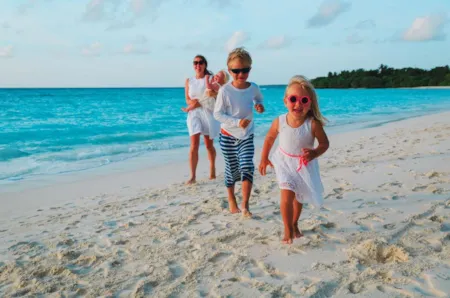Mutter mit Kindern am Strand
