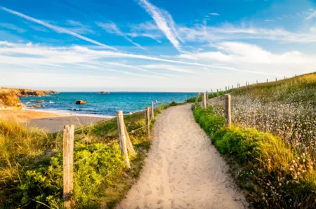 Sandiger Weg an den Strand in Quiberon, Bretagne, Frankreich