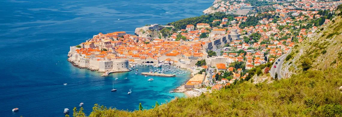 Küstenansicht von Dubrovnik mit Meer, Kroatien
