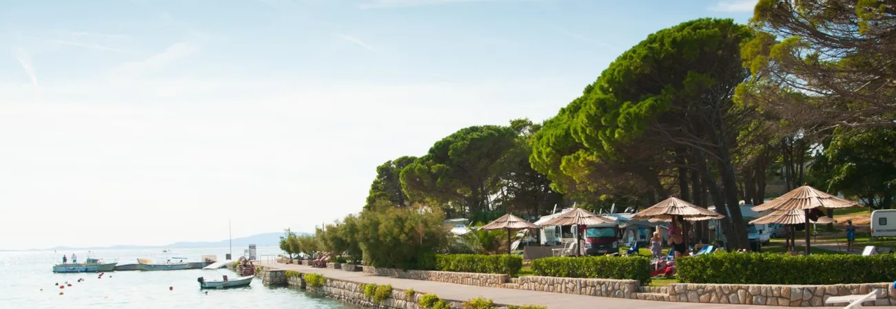 Campingplatz an der Küste von Rab in Kroatien