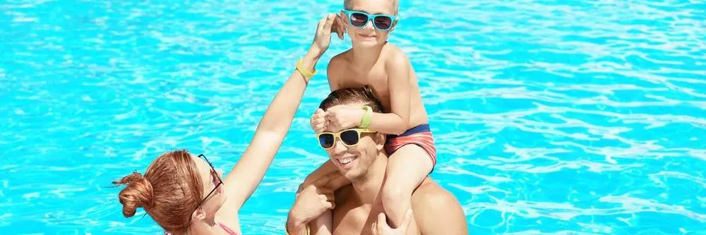 famiglia in piscina campeggi loano