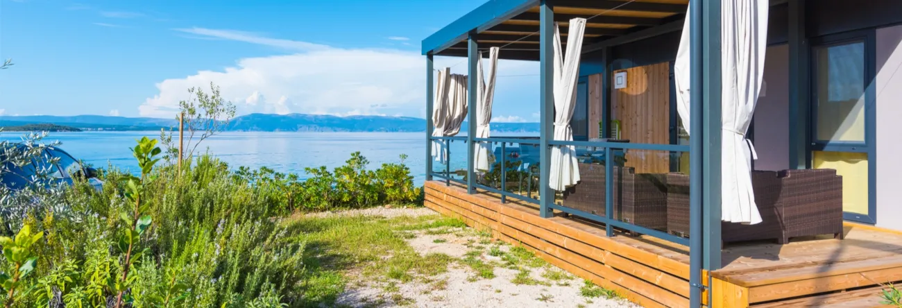 Familienbungalow auf einem Campingplatz direkt am Meer
