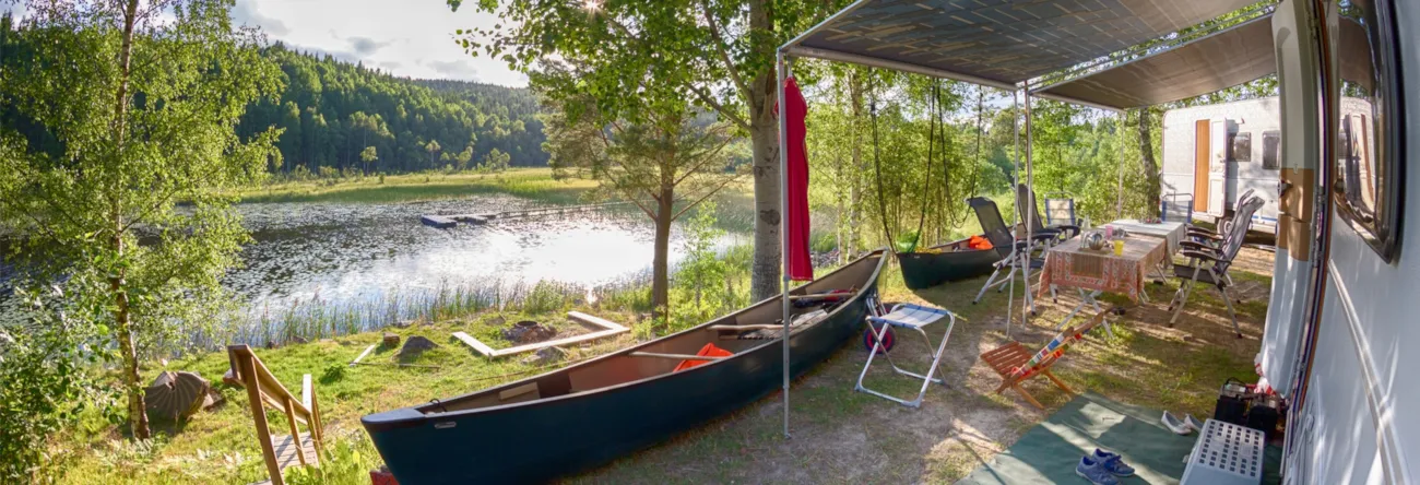 Campingplatz am See mit Kanu-Ausrüstung