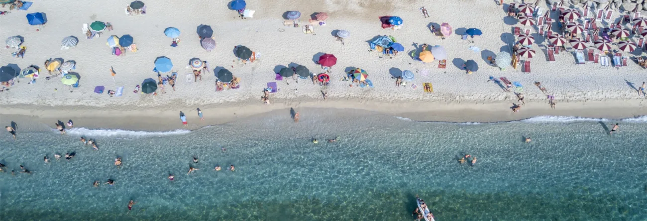 Strand von Zambrone in Kalabrien von oben aus gesehen