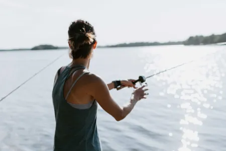 Femme pêche lac