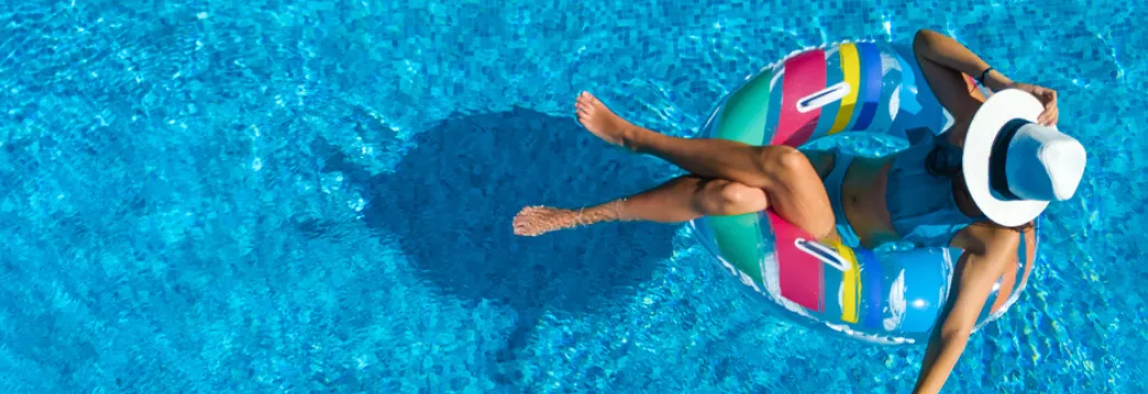 femme bouée piscine