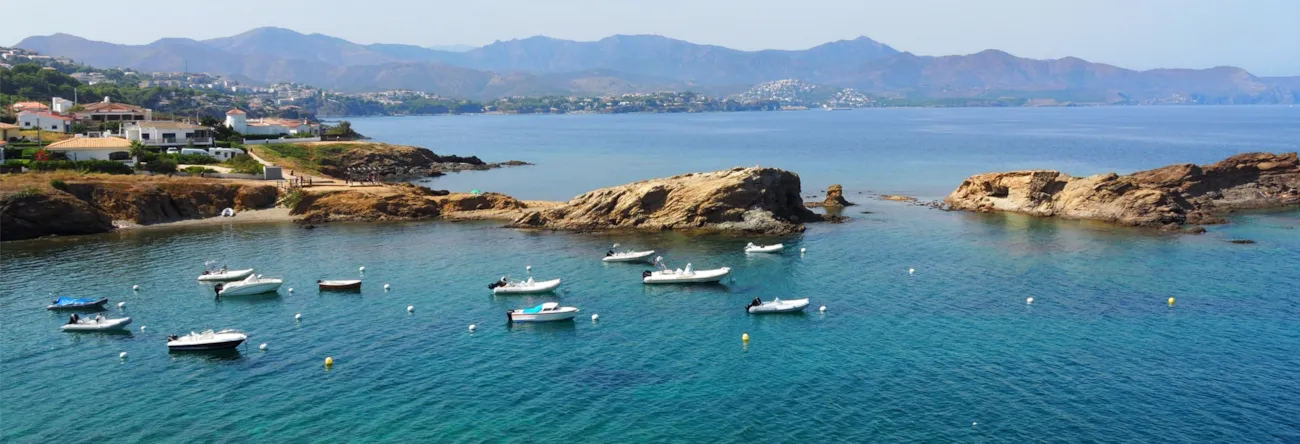 Die Küste bei Llança an der Costa Brava in Spanien