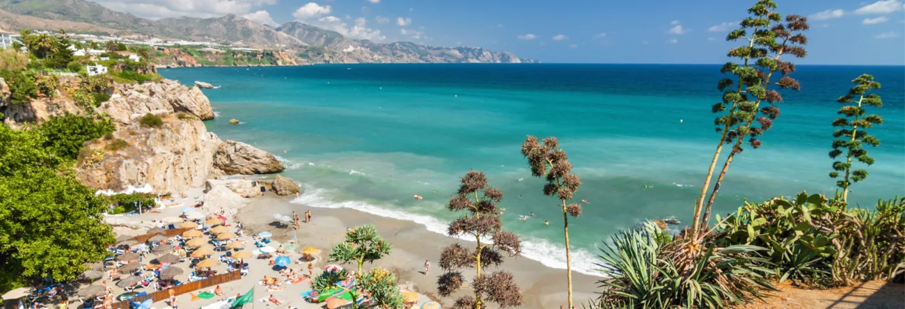 Sonnige Sicht auf die Mittelmeerküste in Nerja, Andalusien, Spanien.