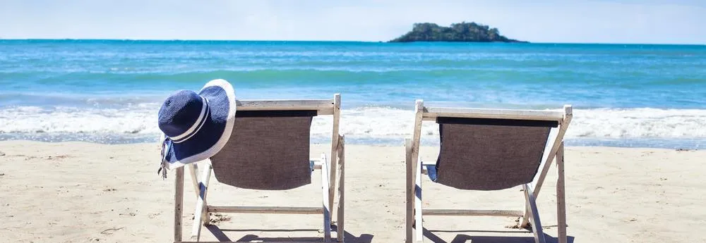 Chaises longues sur la plage