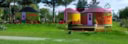 Camping in einer Yurte Farbige Yurten auf einem Campingplatz