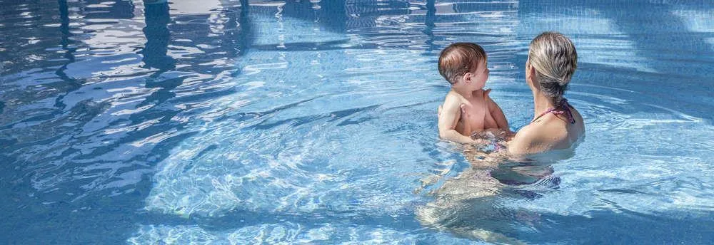 mère et bébé dans la piscine