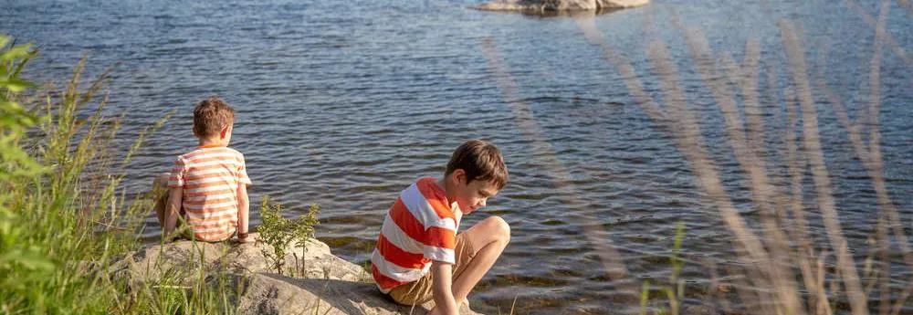 enfants jouent près de l'étang