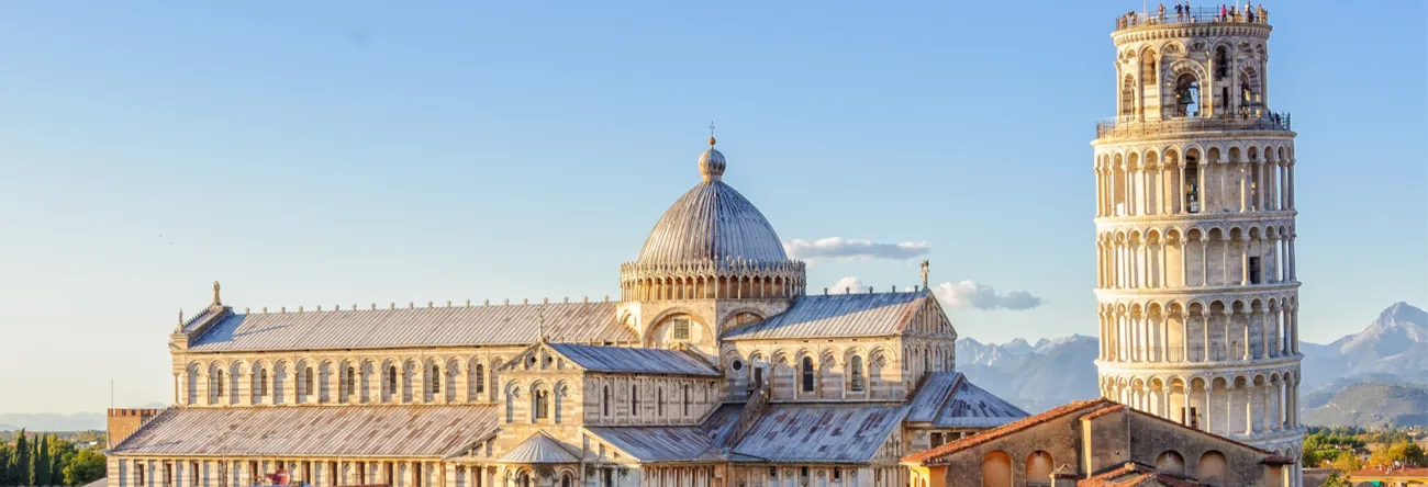 Dom und schiefer Turm von Pisa von oben, Italien