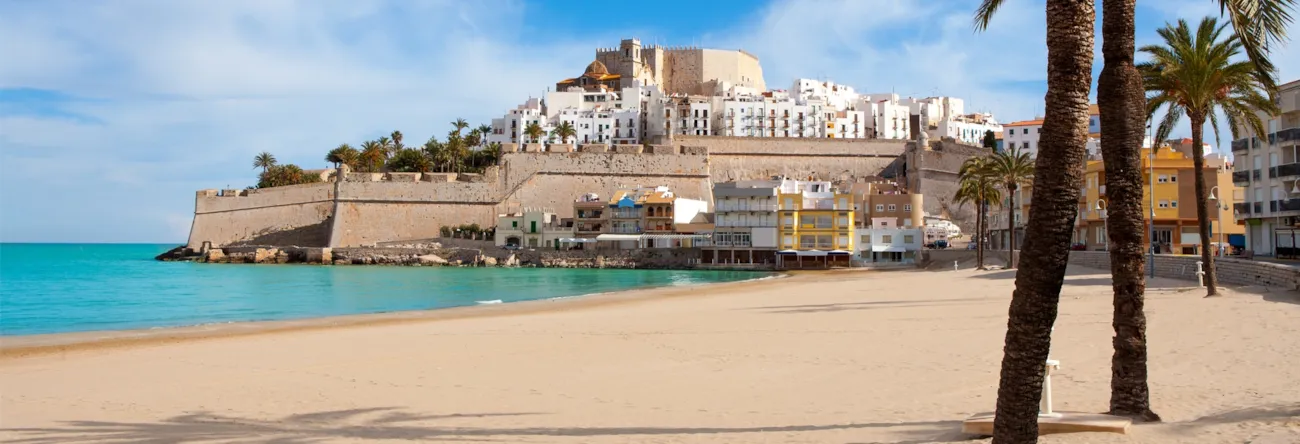 Blick auf Strand und Burg von Peniscola bei Castellon in Spanien