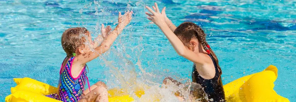 Enfants sur un matelas gonflable piscine