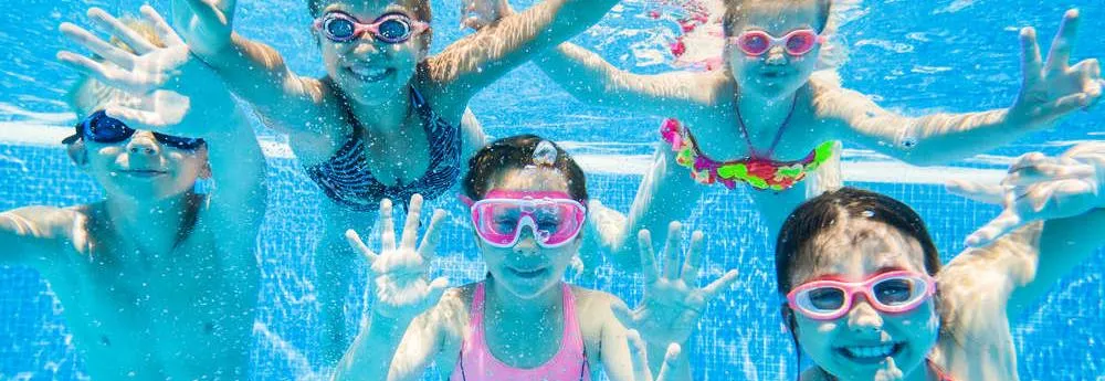 enfants piscine sous l'eau