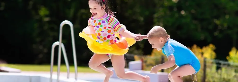 sœurs sautent dans la piscine