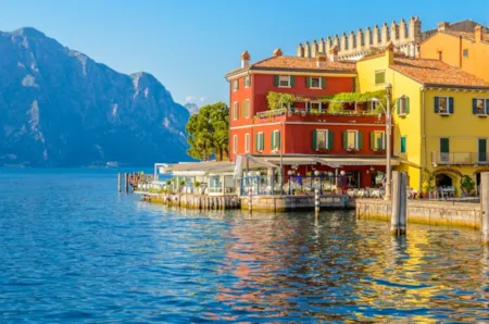 Uferblick am Gardasee mit bunter Häuserzeile