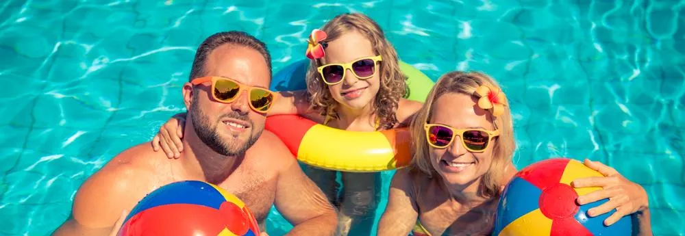 famille dans la piscine avec des ballons gonflables