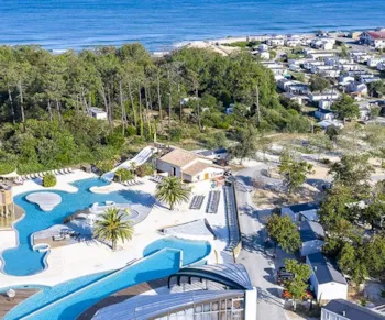 Luftaufnahme von Campingplatz am Meer mit Wasserpark