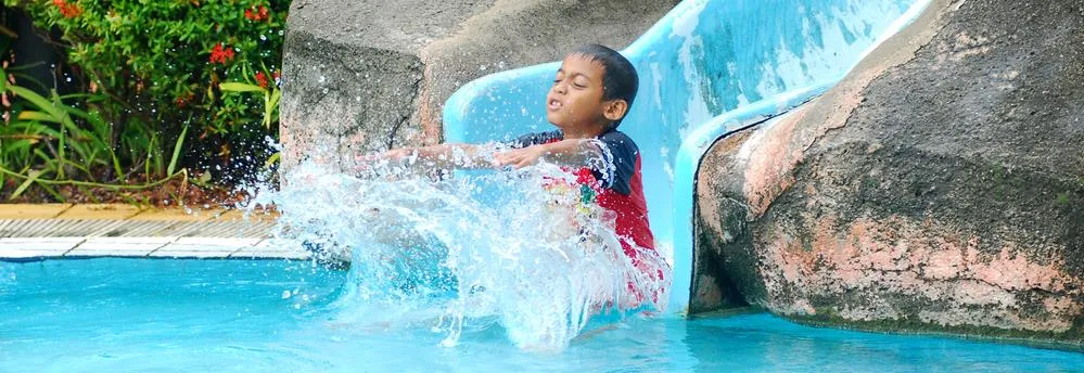 enfant toboggan dans la piscine