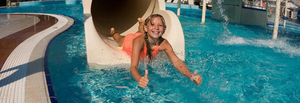 Parc aquatique toboggan et petite fille