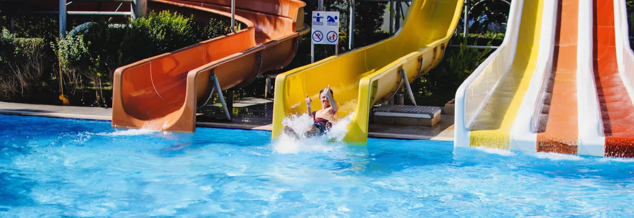 Ado dans un toboggan