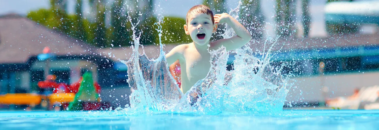 Enfant heureux dans une piscine