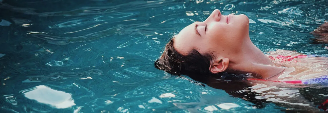 Femme nageant sur le dos dans une piscine