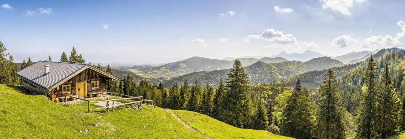 Berghütte in Alpenlandschaft