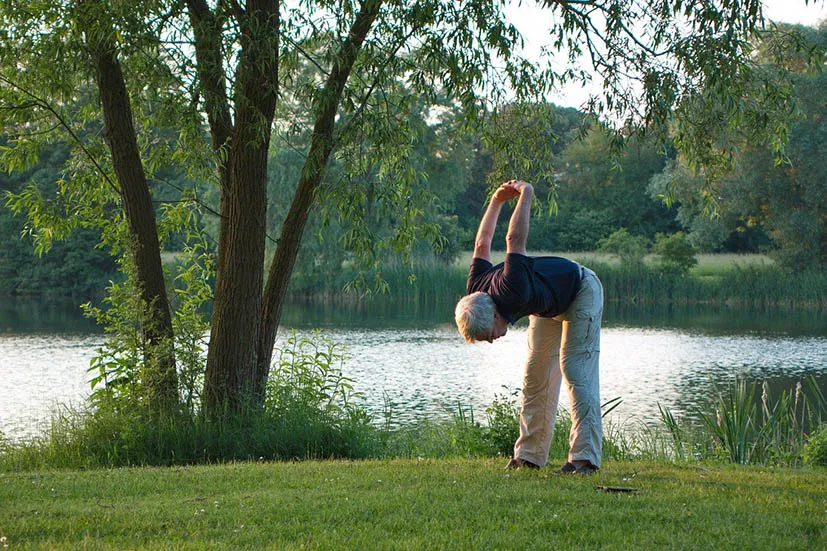 senior-yoga-vert-eau-camping