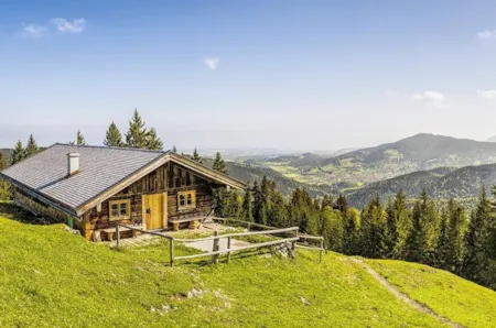 Berghütte in Alpenlandschaft