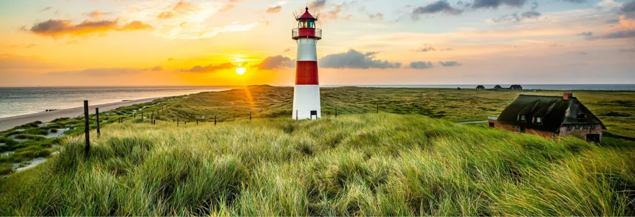 Sonnenaufgang mit Leuchtturm auf Sylt in Schleswig-Holstein