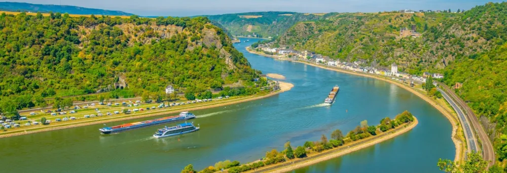 Blick von der Loreley auf Sankt Goarshausen in Rheinland-Pfalz