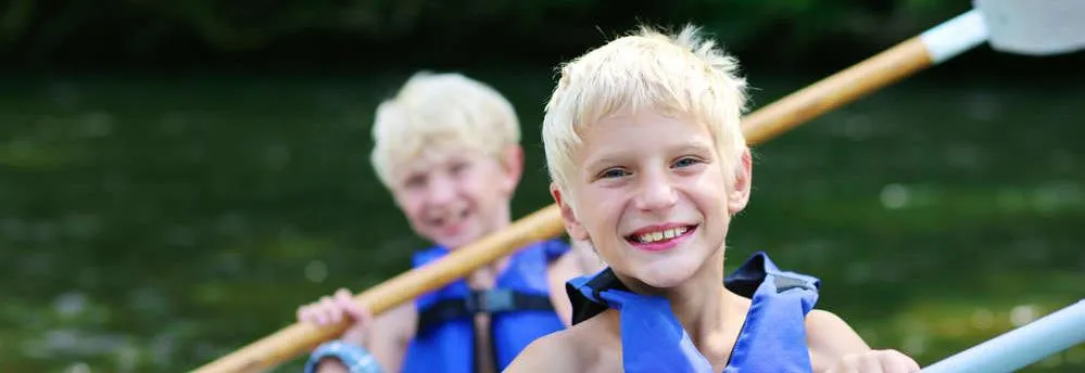Enfants faisant du canoë 