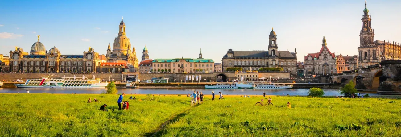 Blick auf die Dresdener Altstadt an der Elbe im Sommer