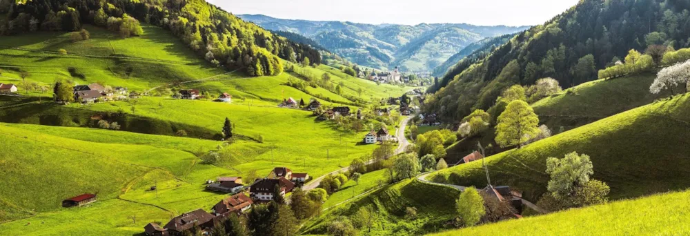 Malerisches Bergdorf in einem Tal im Schwarzwald 