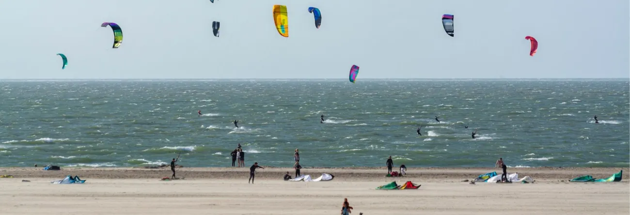 Kitesurfer an der Nordsee bei Renesse in Seeland, Niederlande