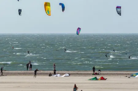 Kitsurfer an der Nordsee bei Renesse in Seeland, Niederlande