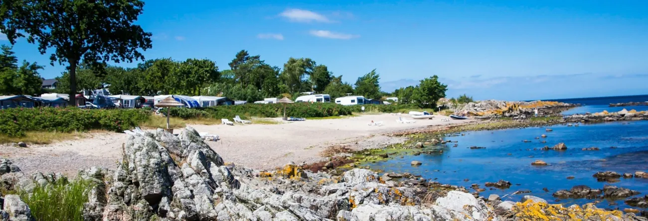 Sommerlandschaft mit Campingplatz auf der Insel Bornholm, Dänemark
