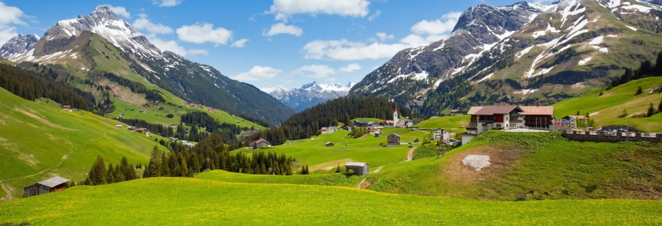 Blick auf den Biberkopf über Almwiesen im Vorarlberg in Österreich
