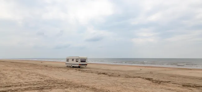 Caravan an einsamem Strand