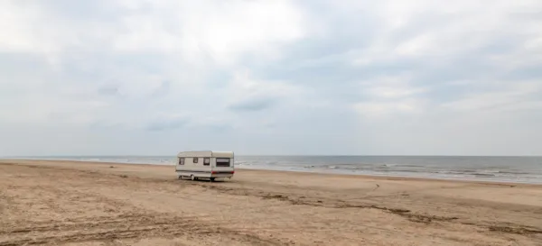 Caravan an einsamem Strand