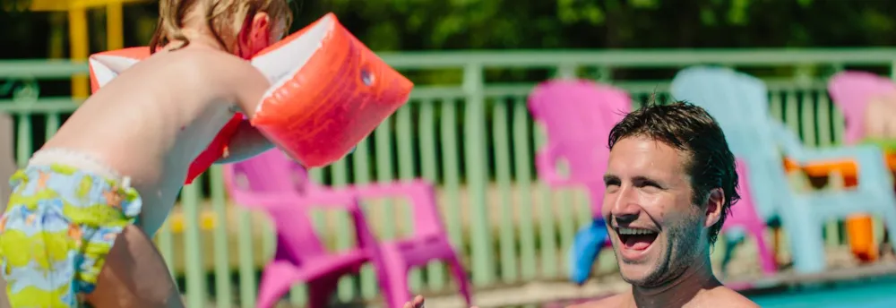 Camping les Plages de l'Ain - Baignade enfant et père