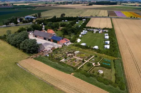 Luftaufnahme des Campingplatzes umgeben von Feldern