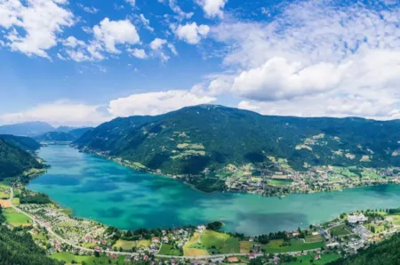 Luftaufnahme des Ossiacher Sees in Kärnten