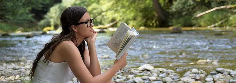 jeune-femme-tranquille-riviere