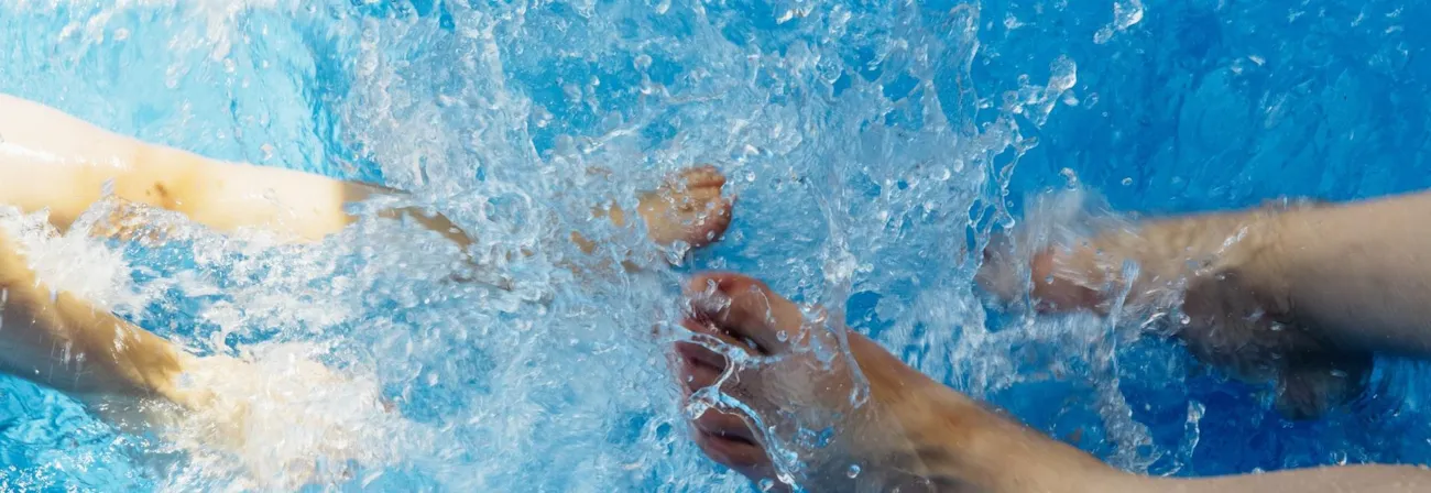 Famille les pieds dans l'eau